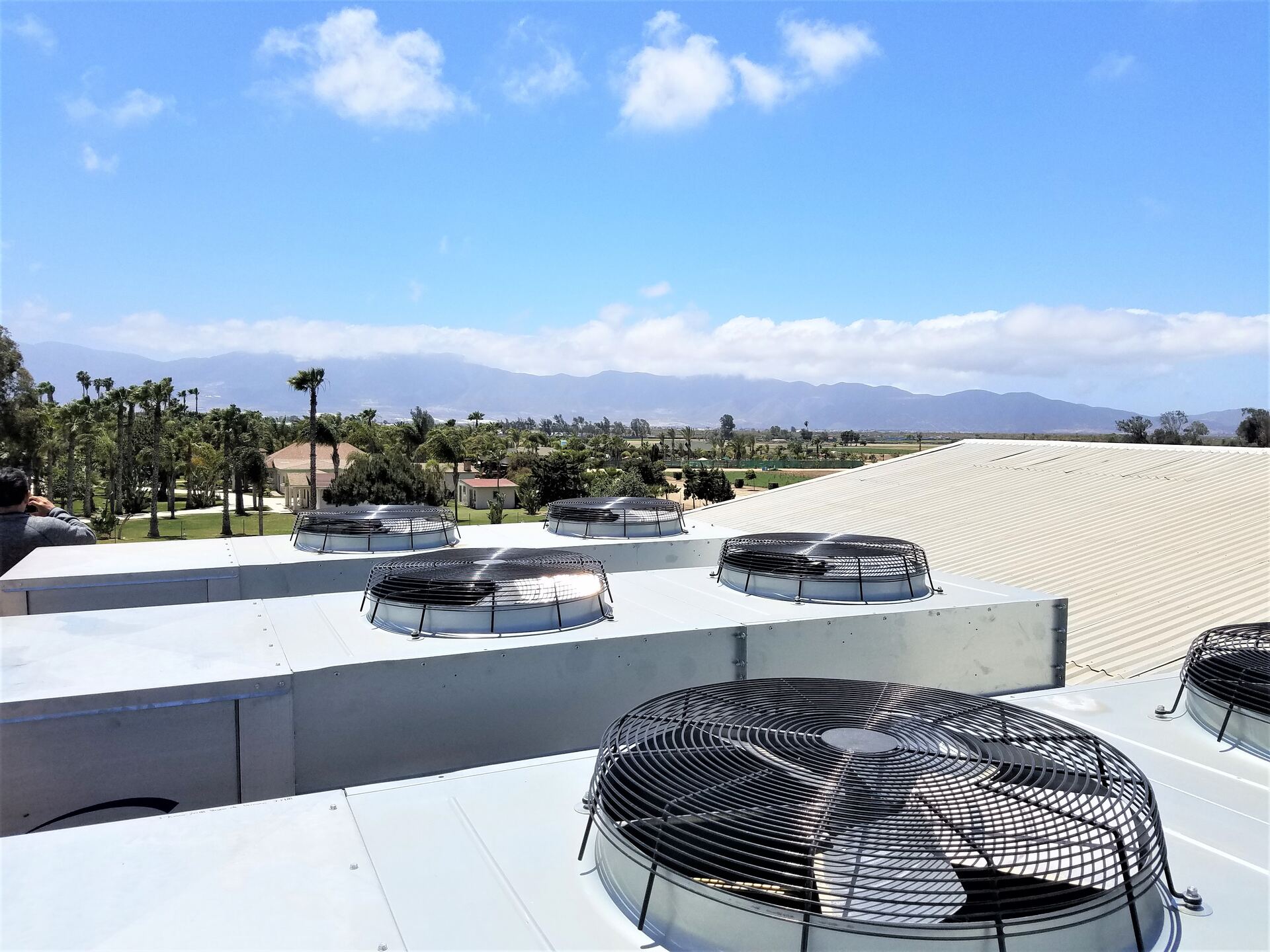 Rooftop condensing units for the refrigeration system